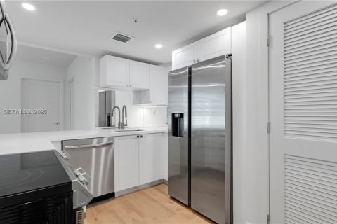 Apartamento en alquiler en Miami, Florida, 2 dormitorios, 119.94 m2 № 1993964 - foto 4