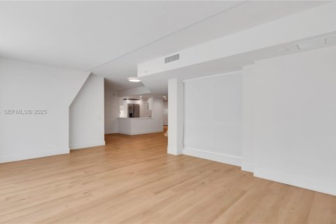 Apartamento en alquiler en Miami, Florida, 2 dormitorios, 119.94 m2 № 1993964 - foto 10