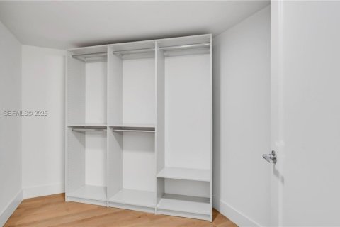 Apartamento en alquiler en Miami, Florida, 2 dormitorios, 119.94 m2 № 1993964 - foto 20