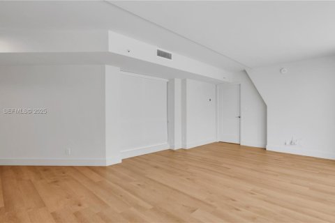 Apartamento en alquiler en Miami, Florida, 2 dormitorios, 119.94 m2 № 1993964 - foto 8