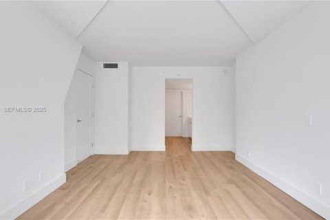 Apartamento en alquiler en Miami, Florida, 2 dormitorios, 119.94 m2 № 1993964 - foto 17