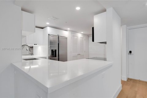 Apartamento en alquiler en Miami, Florida, 2 dormitorios, 119.94 m2 № 1993964 - foto 3