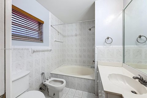 House in Miami, Florida 3 bedrooms, 158.68 sq.m. № 2045496 - photo 29