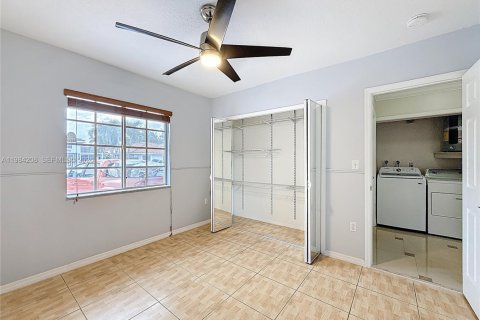 House in Miami, Florida 3 bedrooms, 158.68 sq.m. № 2045496 - photo 24