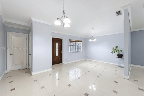 House in Miami, Florida 3 bedrooms, 158.68 sq.m. № 2045496 - photo 12