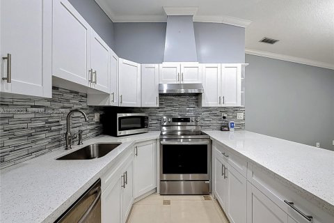 House in Miami, Florida 3 bedrooms, 158.68 sq.m. № 2045496 - photo 17