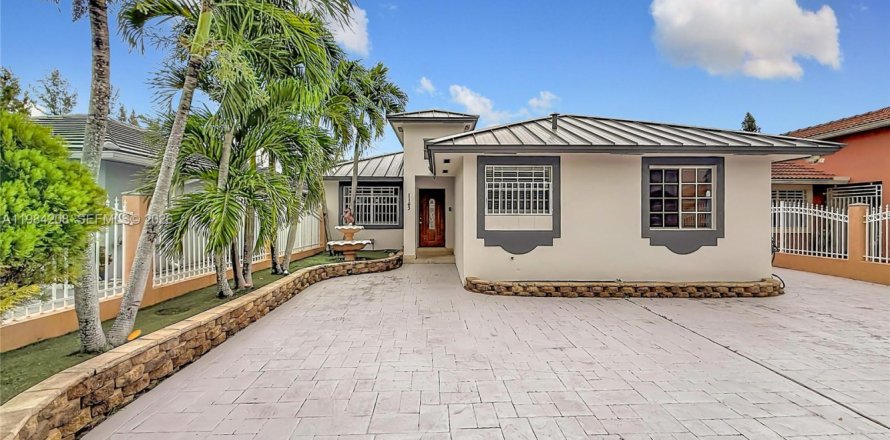 House in Miami, Florida 3 bedrooms, 158.68 sq.m. № 2045496