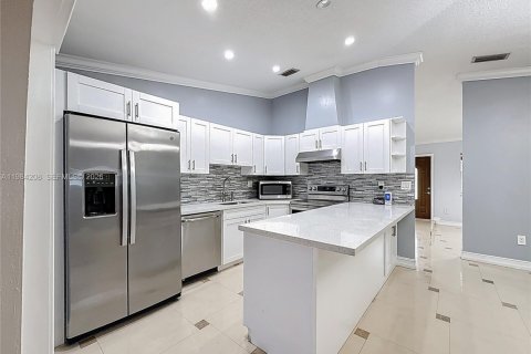 House in Miami, Florida 3 bedrooms, 158.68 sq.m. № 2045496 - photo 16