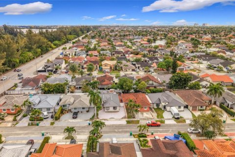 House in Miami, Florida 3 bedrooms, 158.68 sq.m. № 2045496 - photo 2