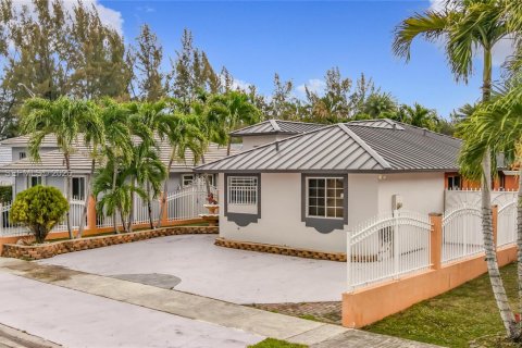 House in Miami, Florida 3 bedrooms, 158.68 sq.m. № 2045496 - photo 4