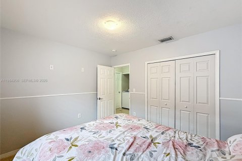 House in Miami, Florida 3 bedrooms, 158.68 sq.m. № 2045496 - photo 28