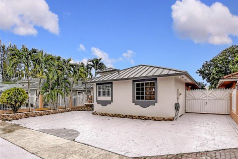 House in Miami, Florida 3 bedrooms, 158.68 sq.m. № 2045496 - photo 6