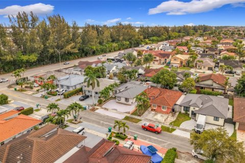 House in Miami, Florida 3 bedrooms, 158.68 sq.m. № 2045496 - photo 3