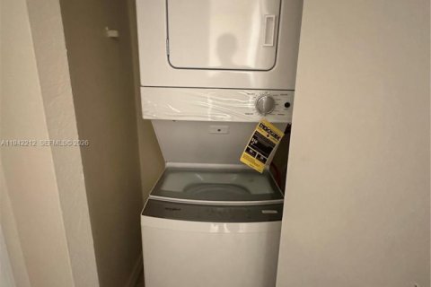 House in North Miami, Florida 4 bedrooms, 139.35 sq.m. № 2007125 - photo 3