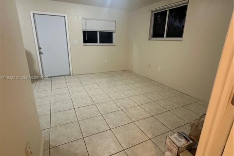 House in North Miami, Florida 4 bedrooms, 139.35 sq.m. № 2007125 - photo 2