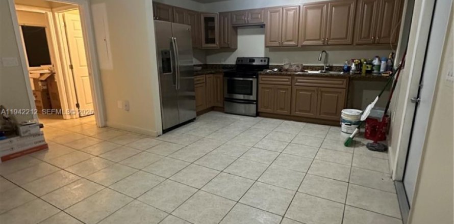 House in North Miami, Florida 4 bedrooms, 139.35 sq.m. № 2007125