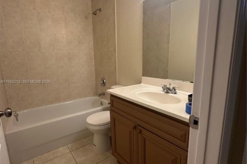 House in North Miami, Florida 4 bedrooms, 139.35 sq.m. № 2007125 - photo 4