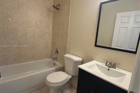 House in North Miami, Florida 4 bedrooms, 139.35 sq.m. № 2007125 - photo 5