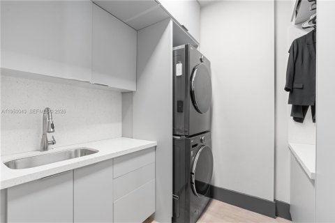 House in Pinecrest, Florida 4 bedrooms, 315.22 sq.m. № 2005642 - photo 28