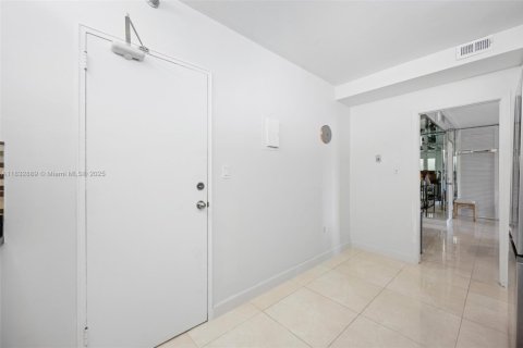 Condominio en venta en Bal Harbour, Florida, 1 dormitorio, 93.65 m2 № 1934512 - foto 8