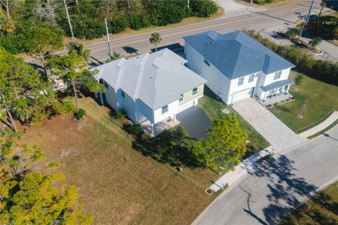 House in New Port Richey, Florida 3 bedrooms, 211.17 sq.m. № 2115484 - photo 22