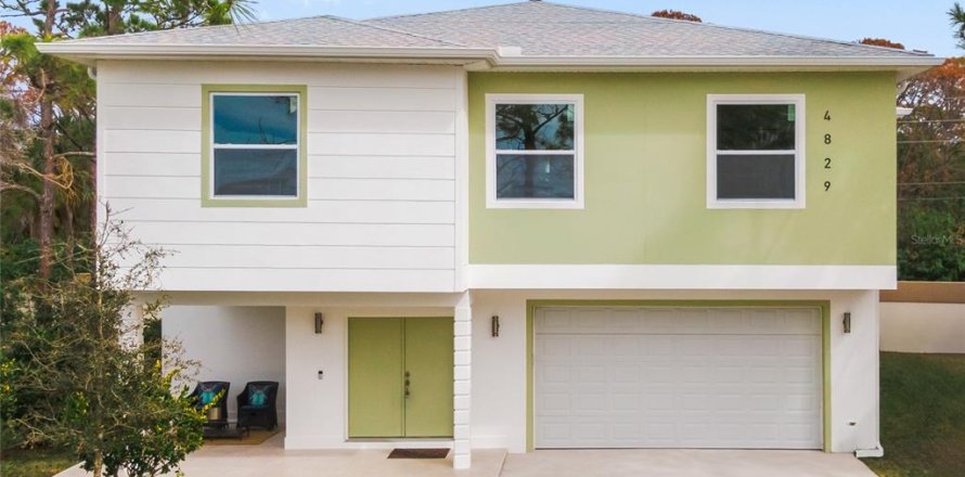 House in New Port Richey, Florida 3 bedrooms, 211.17 sq.m. № 2115484