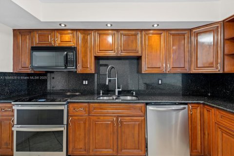 Condo in Hallandale Beach, Florida, 1 bedroom  № 2054078 - photo 15