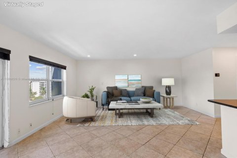 Condo in Hallandale Beach, Florida, 1 bedroom  № 2054078 - photo 7