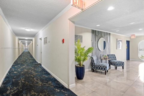 Condo in Hallandale Beach, Florida, 1 bedroom  № 2054078 - photo 23