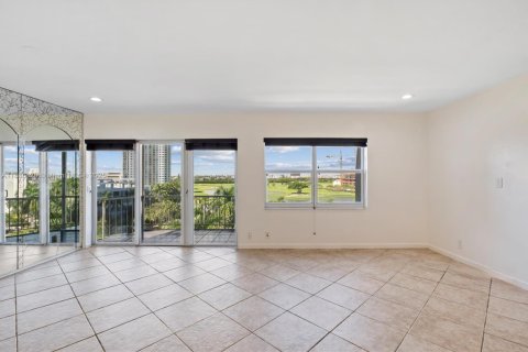Condo in Hallandale Beach, Florida, 1 bedroom  № 2054078 - photo 5