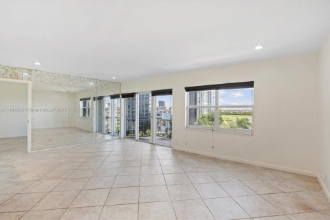 Condo in Hallandale Beach, Florida, 1 bedroom  № 2054078 - photo 6