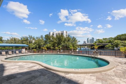 Condo in Hallandale Beach, Florida, 1 bedroom  № 2054078 - photo 27