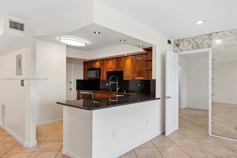 Condo in Hallandale Beach, Florida, 1 bedroom  № 2054078 - photo 13