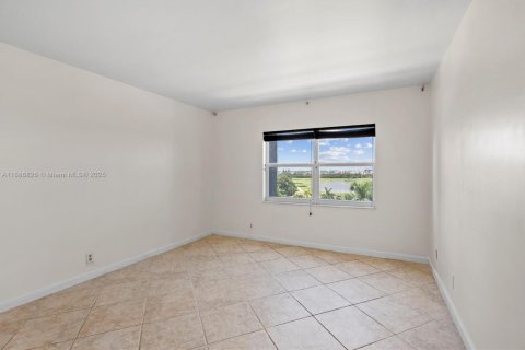 Condo in Hallandale Beach, Florida, 1 bedroom  № 2054078 - photo 18