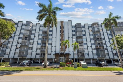 Condo in Hallandale Beach, Florida, 1 bedroom  № 2054078 - photo 2