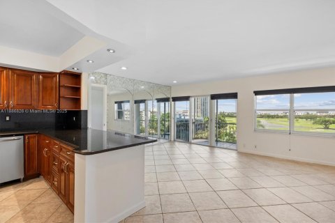 Condo in Hallandale Beach, Florida, 1 bedroom  № 2054078 - photo 11