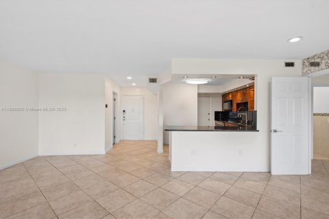 Condo in Hallandale Beach, Florida, 1 bedroom  № 2054078 - photo 12