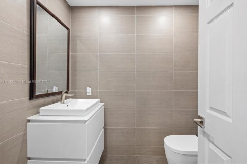 Condo in Hallandale Beach, Florida, 1 bedroom  № 2054078 - photo 17