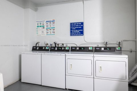 Condo in Hallandale Beach, Florida, 1 bedroom  № 2054078 - photo 24