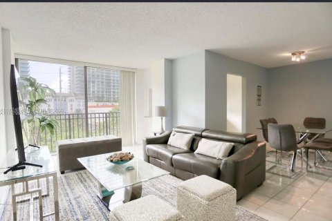 Condominio en Sunny Isles Beach, Florida, 1 dormitorio  № 1963886