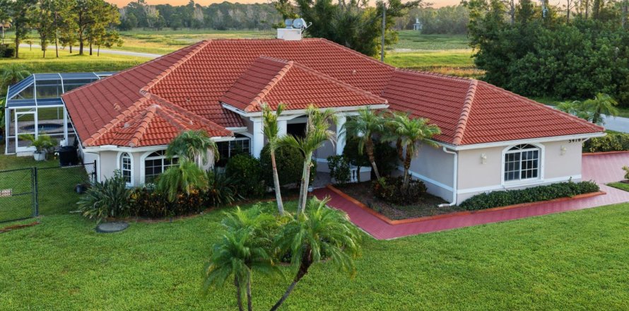 House in Port St. Lucie, Florida 4 bedrooms, 243.78 sq.m. № 2289074
