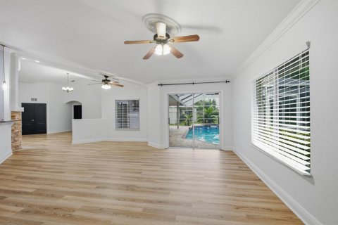 House in Port St. Lucie, Florida 4 bedrooms, 243.78 sq.m. № 2289074 - photo 18