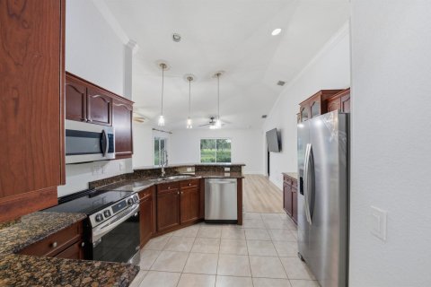 House in Port St. Lucie, Florida 4 bedrooms, 243.78 sq.m. № 2289074 - photo 4