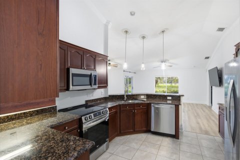House in Port St. Lucie, Florida 4 bedrooms, 243.78 sq.m. № 2289074 - photo 5