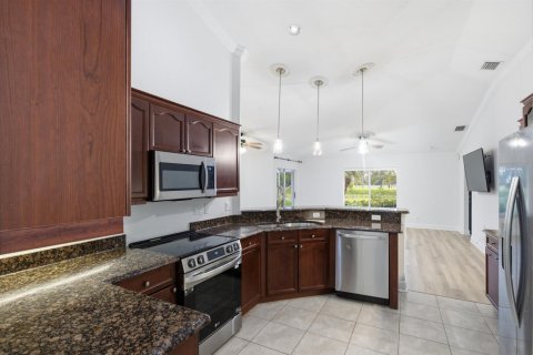 House in Port St. Lucie, Florida 4 bedrooms, 243.78 sq.m. № 2289074 - photo 6