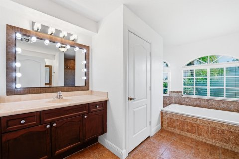 House in Port St. Lucie, Florida 4 bedrooms, 243.78 sq.m. № 2289074 - photo 13