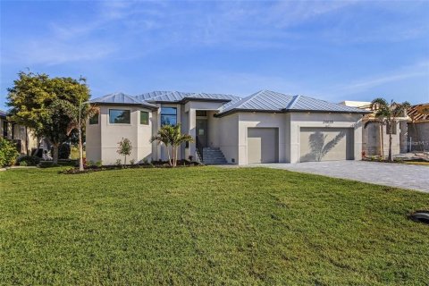 House in Punta Gorda, Florida 3 bedrooms, 221.11 sq.m. № 2115818