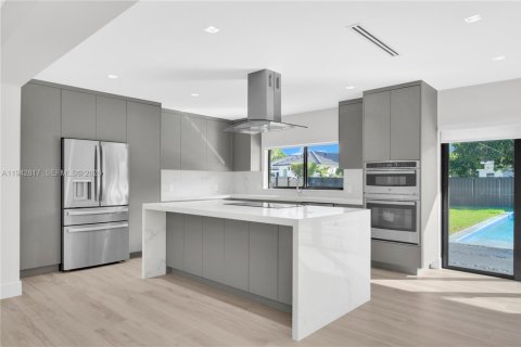 House in Miami, Florida 5 bedrooms, 315.5 sq.m. № 2000155 - photo 28