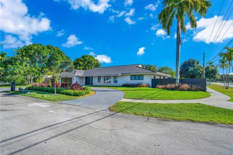 House in Miami, Florida 5 bedrooms, 315.5 sq.m. № 2000155 - photo 24