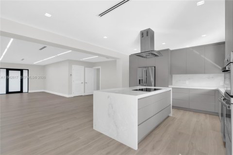 House in Miami, Florida 5 bedrooms, 315.5 sq.m. № 2000155 - photo 30